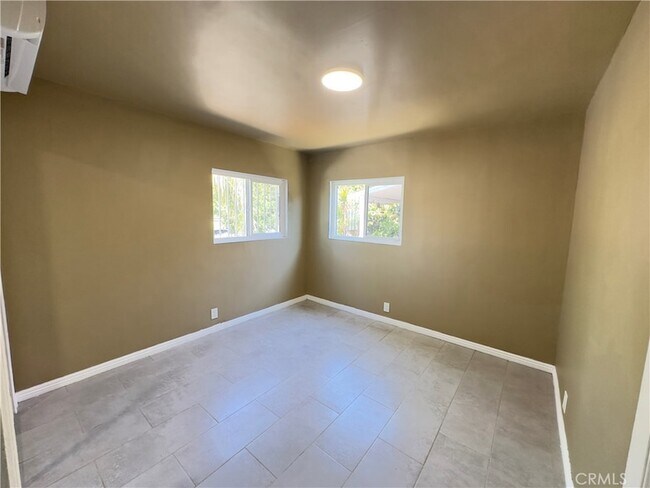Building Photo - 802 E 111th Dr