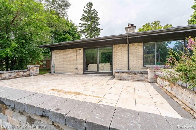 Building Photo - 7011 White Pine Dr