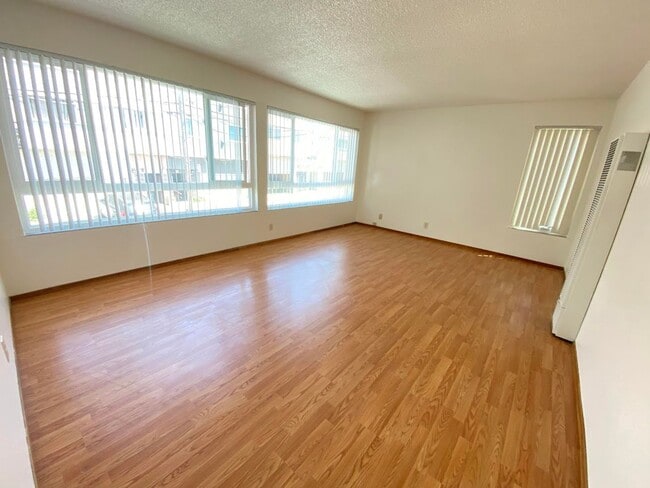 Building Photo - 262Price