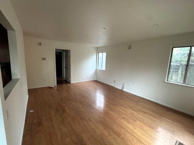 Building Photo - Beautifully Refreshed Home in a Family Neighborhood