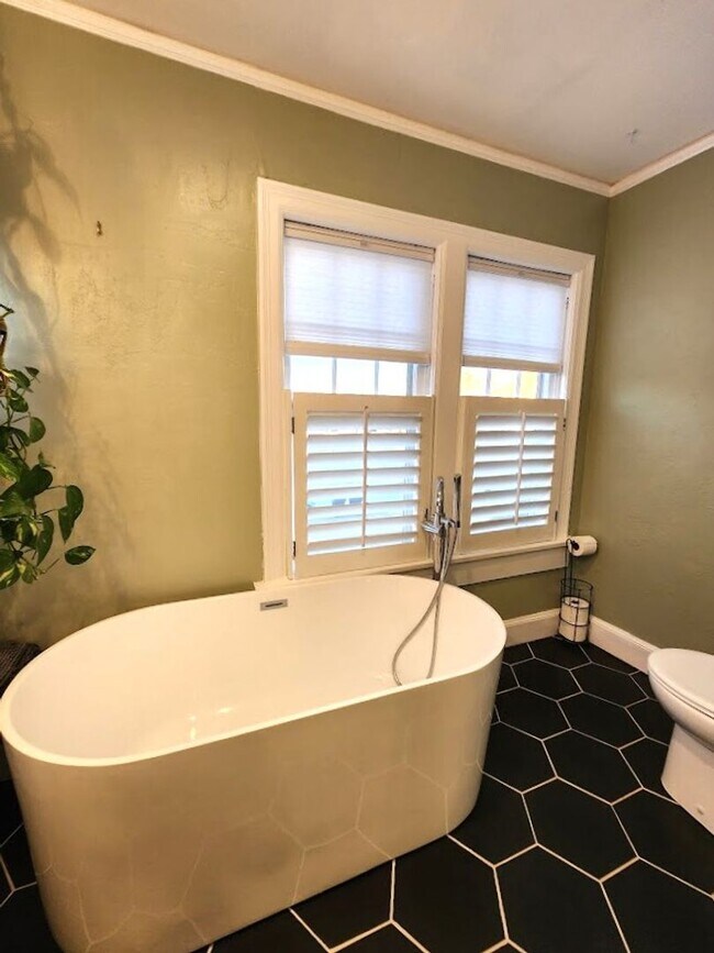 Building Photo - 3 Bed 2.5 Bath Plus ADU in Gatewood Add NW OKC