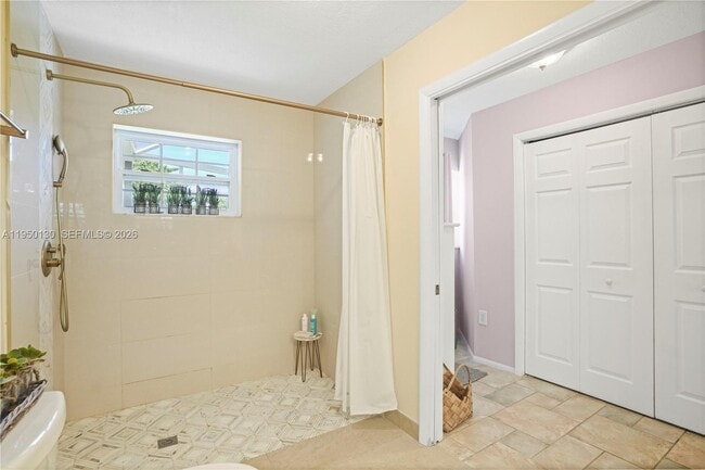 Building Photo - 142 NW 10th Ct