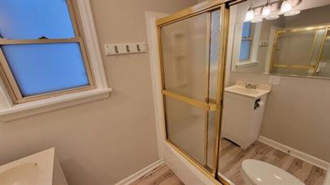 Building Photo - **Charming 1-Bedroom Plus Den Home with Modern Comforts**