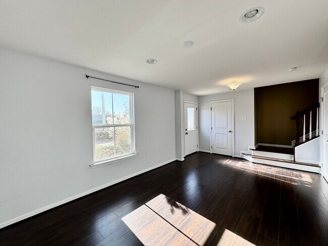Building Photo - Available 07-08-26! Townhouse w/Garage - Pet Friendly - All Appliances Convey!