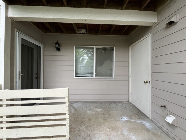 Building Photo - Spacious 904 Sq Ft Home in Bethany with Garage Parking, Washer/Dryer & Modern Kitchen Features