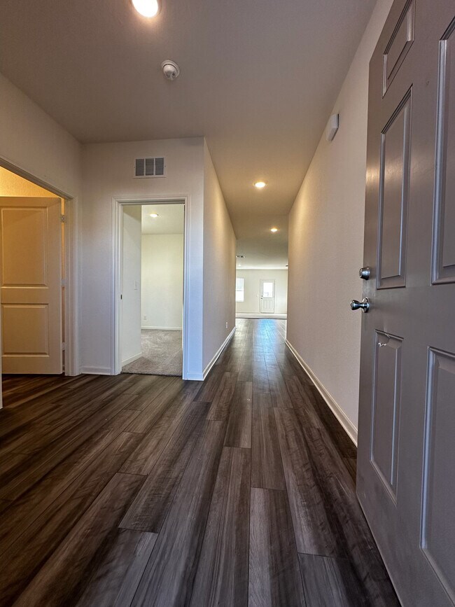 Building Photo - 14432 Woodland Vly