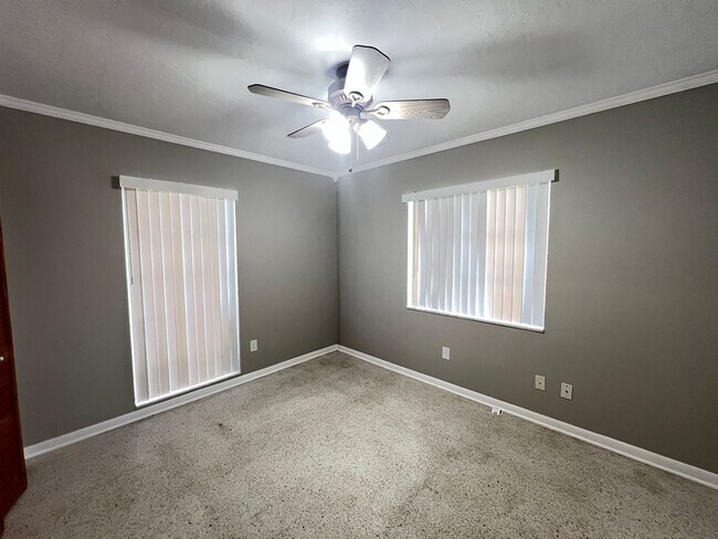 Building Photo - Charming Deltona Lakes Home!