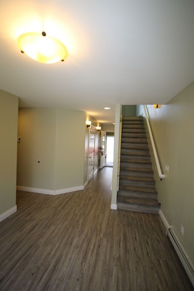Building Photo - 3 Bedroom Centrally Located Condo!