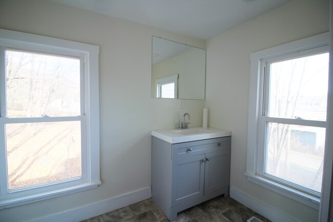 Building Photo - 165 W Main St