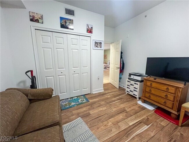 Building Photo - 10720 Ravenna Way