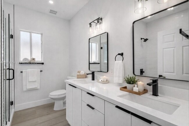 Building Photo - 354 NE 35th Ave