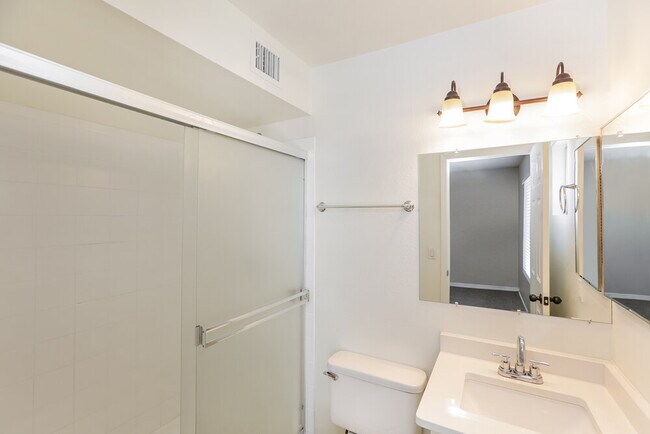 Building Photo - 1419 N Rowen