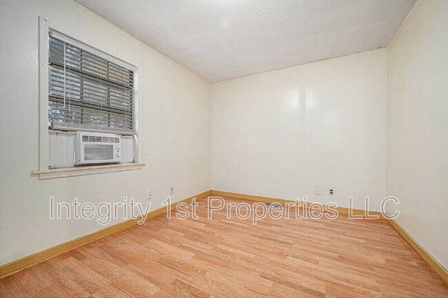 Building Photo - 618 N 11th St