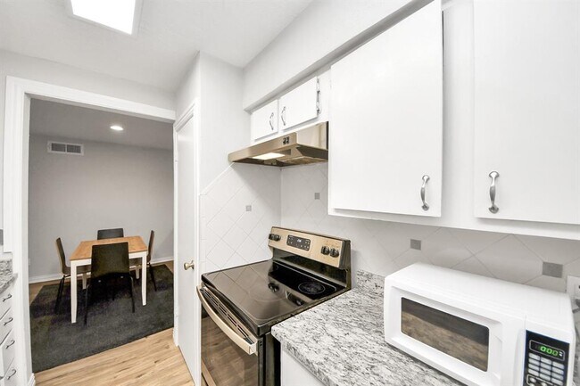 Building Photo - 5711 Sugar Hill Dr