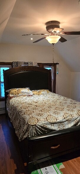 Building Photo - 400 E 7th St