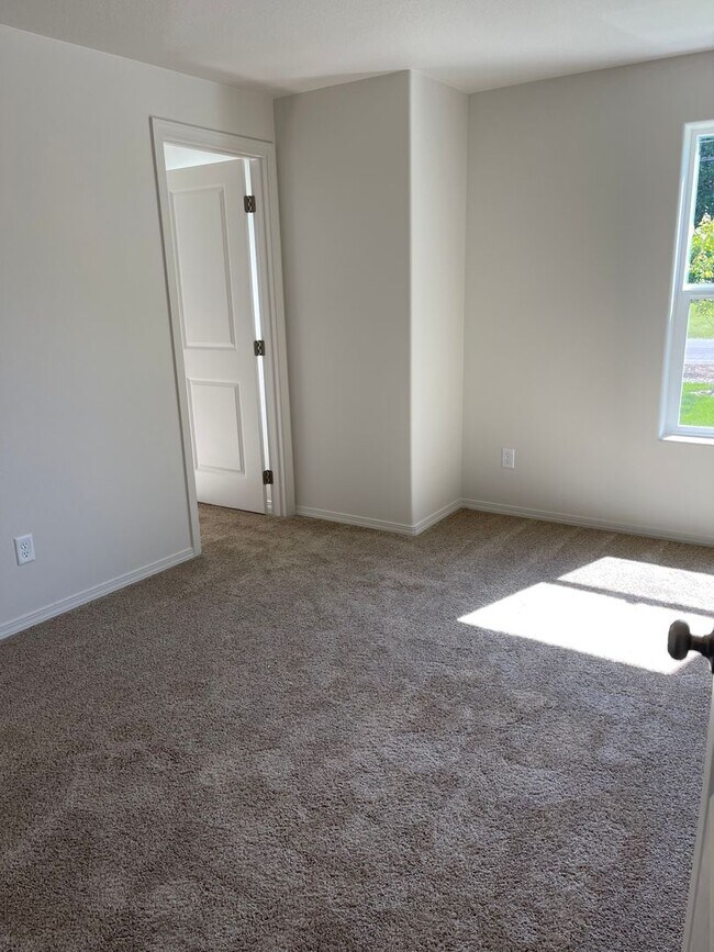 Building Photo - Brand New River Road area home