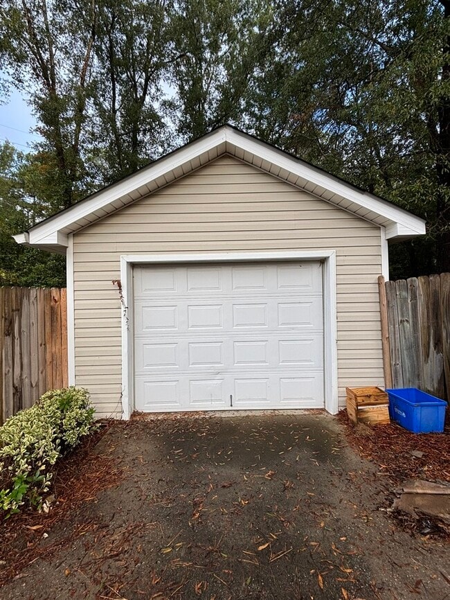 Building Photo - 864 Burnside Dr