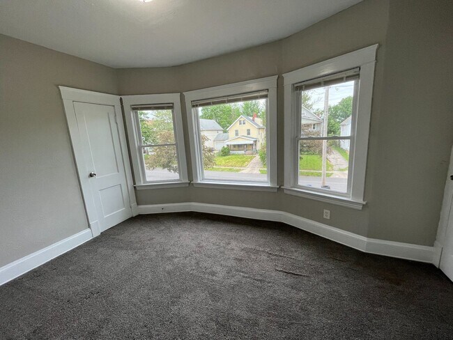 Building Photo - Three bedroom one bathroom single family home for rent MOVE IN SPECIAL - HALF OFF FIRST MONTHS RENT