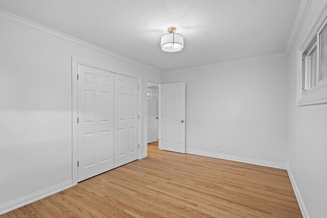 Building Photo - 223 Kenloch Ave