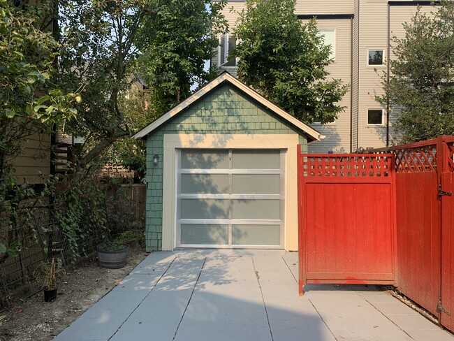 Building Photo - 3633 Palatine Ave N