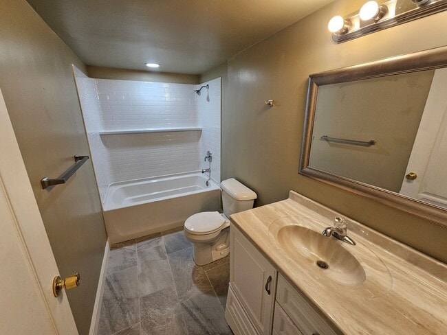 Building Photo - 5 BD 3 BA 2900 sq ft HOME IN DRAPER.