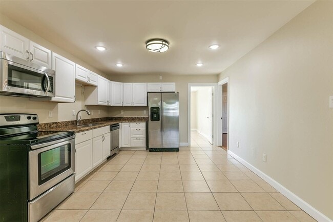 Building Photo - 11 Lyncrest Dr