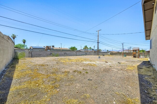 Building Photo - Don't Miss This Charming 3 bed - 2 bath Newly Renovated Home!