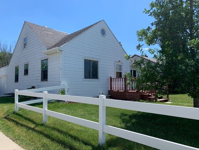 Building Photo - 5 Bedroom Across from NDSU!!