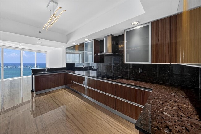 Building Photo - 2711 S Ocean Dr