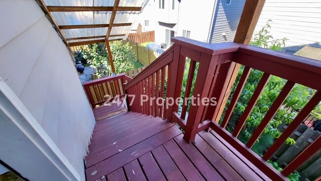 Building Photo - Charming 4B/3BA Craftsman in Gresham!