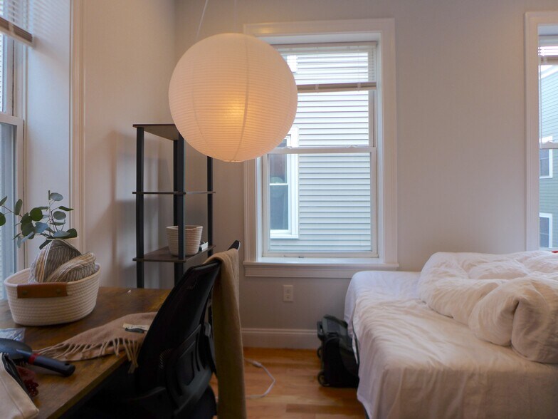 Building Photo - 725 Parker St