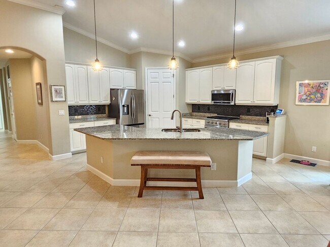 Building Photo - Annual Furnished or Unfurnished 3 Bedroom 2 Bathroom Second Floor Condo in Venetian Golf & River ...