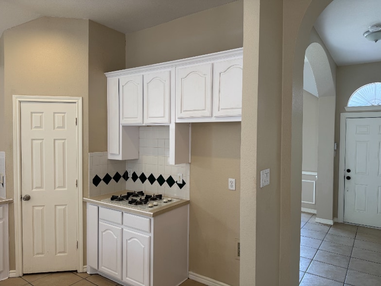 Building Photo - 903 Redbud Dr