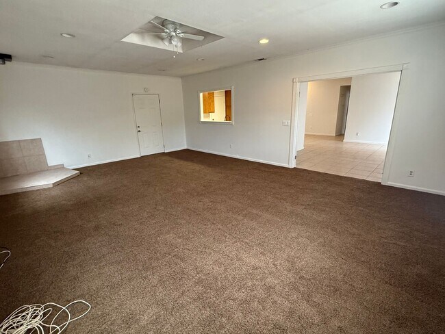 Building Photo - Hesperia Home, 3 Bedroom's, 2 Bathrooms, New paint, New Carpet,