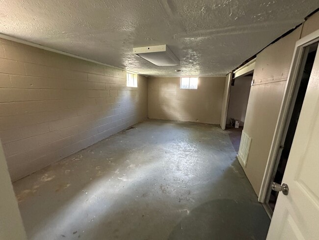 Building Photo - Charming 4 Bedroom / 2 Bathroom Home Brist...