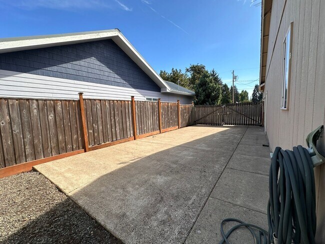 Building Photo - River Road Craftsman Style Home