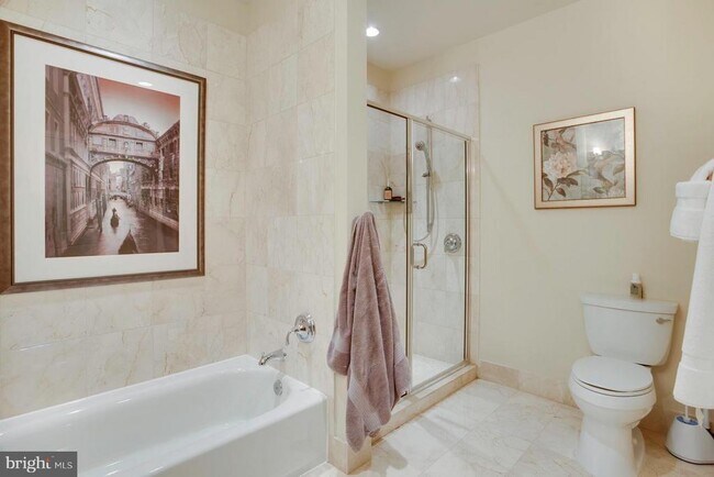Building Photo - 8220 Crestwood Heights Dr