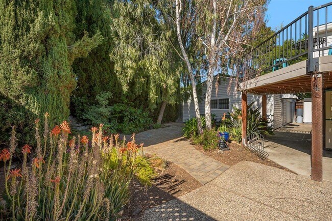 Building Photo - 3947 Via Milano