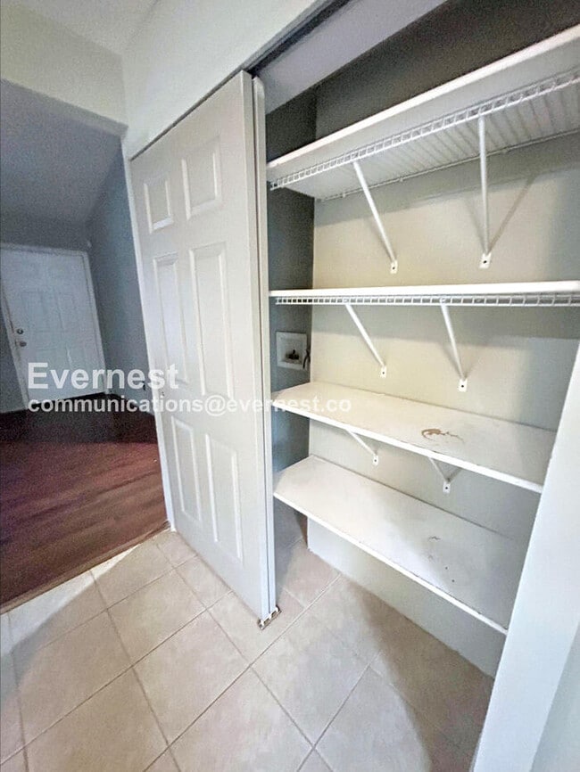 Building Photo - Cozy Home with Driveway Parking and Laundry Hookups