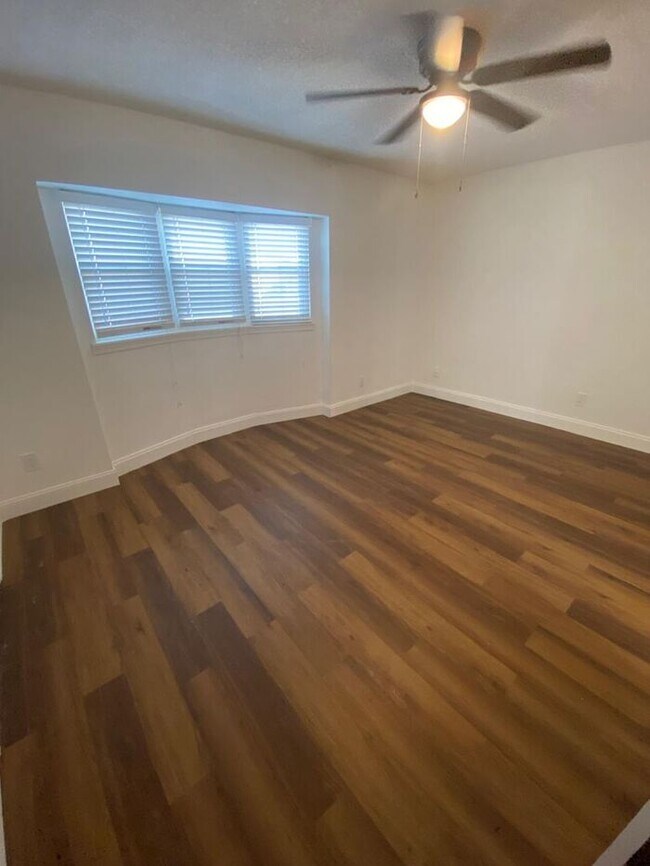 Building Photo - Large One Bedroom One Bath First level Condo