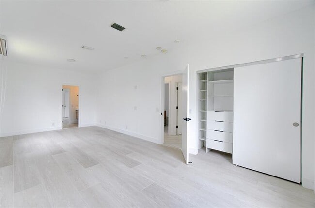 Building Photo - 2550 Jardin Terrace