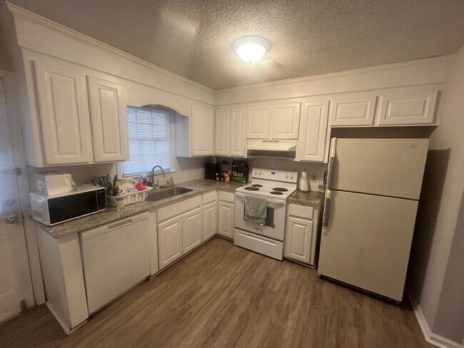 Building Photo - 113 Manorwood Court Unit C