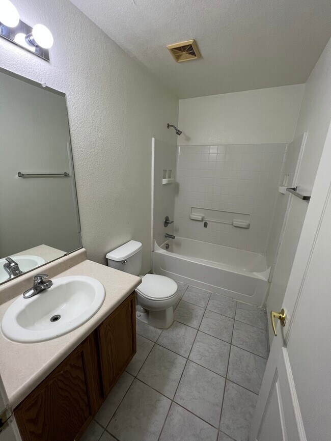 Building Photo - HOUSE FOR RENT