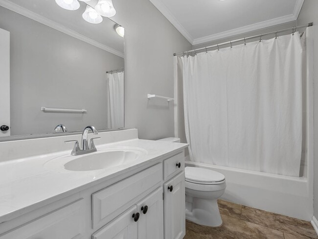 Building Photo - Luxury Living Awaits in this 6 Bedroom, 5 Bathroom Home – Elegant Comfort in a Prime Location