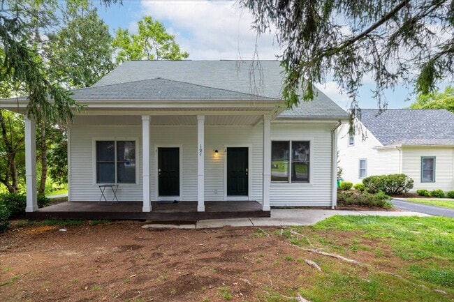Primary Photo - 50% Off First Month! Spacious 3BR Townhome...