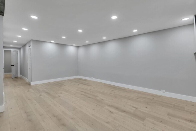 Building Photo - 5182