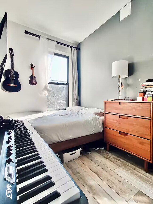 Building Photo - Large HDTV Room, AC, 15 min to Manhattan #125