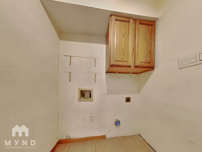 Building Photo - 633 Albrook Dr