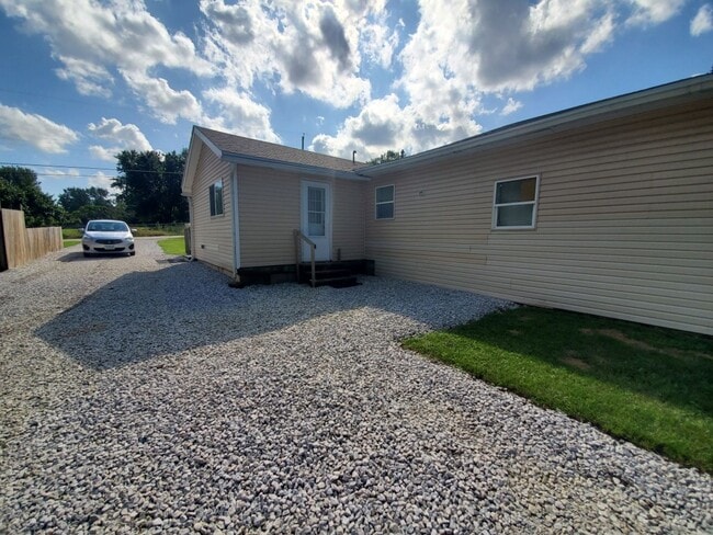 Building Photo - 3 Bedroom, 1 Bathroom in the Norwoodville ...