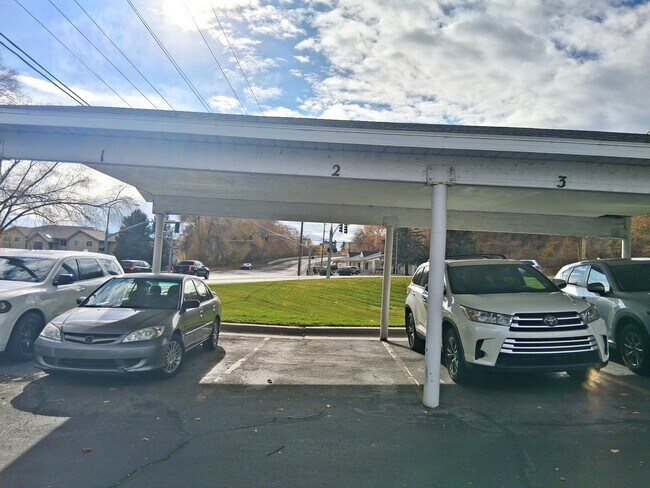 Building Photo - 1611 N Grandview Ln